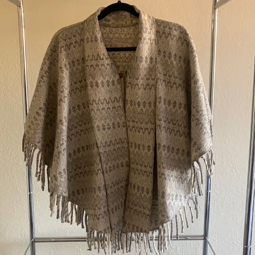 Versatile Woven Zig Zagged Pattern Wool Cape Wood… - image 2